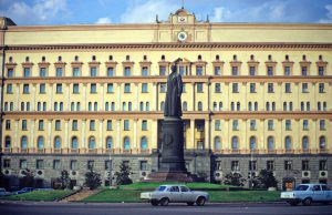 KGB būstinė Lubiankos aikštėje Maskvoje, kai ten dar stovėjo čekisto kraugerio Felikso Dzeržinskio paminklas.