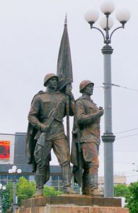 Sovietinių karių skulptūra, dar taip neseniai bjaurojusi istorinį Žaliąjį tiltą Vilniuje. Vytauto Visocko (Slaptai.lt) nuotr.