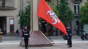 Iškilmingas 1941-ųjų Birželio sukilimo minėjimas Vilniuje. Pakeliamos vėliavos. Slaptai.lt nuotr.