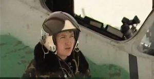 Nadežda Savčenko dėvi karo lakūnės uniformą.