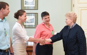 Prezidentė Dalia Grybauskaitė sveikinasi su Vira Savčenko.