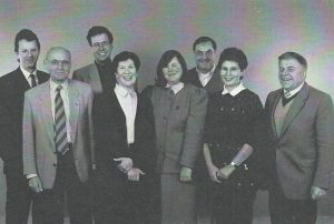 Kęstutis Jankauskas, Juozas Eretas (antras iš kairės), Birutė Eretaitė, Aldona Vasiliauskienė, Elmaras Koller, Julija Eretaitė - Koller, Algimantas Zolubas. 1996 metai (A.Zolubo archyvo nuotrauka). 