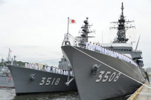 Japonijos karo laivai uoste.