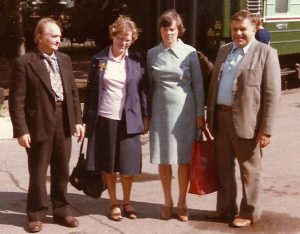 Stotyje iš kairės į dešinę: Vaclovas Markevičius, Doris Oberviller, Žaneta Markevičienė, Algimantas Zolubas. 1984 metai; A.Zolubo archyvo nuotrauka.