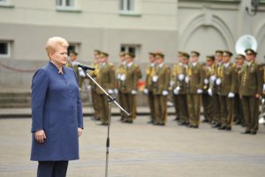 Prezidentė Dalia Grybauskaitė sveikina naujuosius Lietuvos leitenantus.