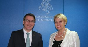 Finansų ministrė Rasa Budbergytė ir Nyderlandų Karalystės ambasadorius Lietuvoje Bertas vander Lingenas.