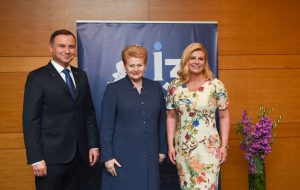 Dubrovnikas. Lietuvos Prezidentė Dalia Grybauskaitė su Lenkijos Prezidentu Andrzejumi Duda ir Kroatijos Prezidente Kolinda Grabar-Kitarovič. 