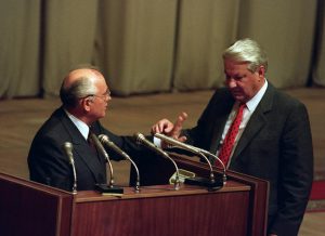 Michailo Gorbačiovo ir Boriso Jelcino dvikova. Laimėjo Borisas Jelcinas, tapęs Rusijos prezidentu. O M.Gorbačiovui teko pasitraukti.