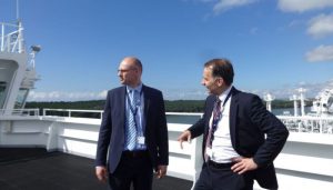 VRM vadovas Tomas Žilinskas (kairėje) lankėsi Klaipėdoje esančiame suskystintų gamtinių dujų (SGD) terminale. 
