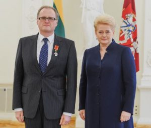 Filosofas Leonidas Donskis ir Prezidentė Dalia Grybauskaitė. Prezidento kanceliarijos (Robertas Dačkus) nuotr.