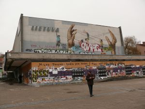 Buvęs "Lietuvos" kinoteatras Vilniuje nūnai - apleistas, prišnerkštas, aprašinėtas. Tokios Lietuvos tikrai nenorime. Vytauto Visocko (Slaptai.lt) nuotr.
