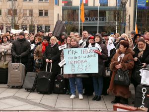 Prie Lietuvos Vyriausybės susirinkę lietuviai reikalauja orių gyvenimo sąlygų. Vytauto Visocko (Slaptai.lt) nuotr.