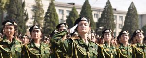Tadžikistano kariuomenėje tarnauja ir moterys. Karinis paradas Dušanbėje.
