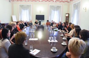 Prezidentūroje susitiko Lietuvos verslo moterų tinklo atstovės ir smurtą artimoje aplinkoje patyrusios moterys, globojamos Vilniaus miesto krizių centro.