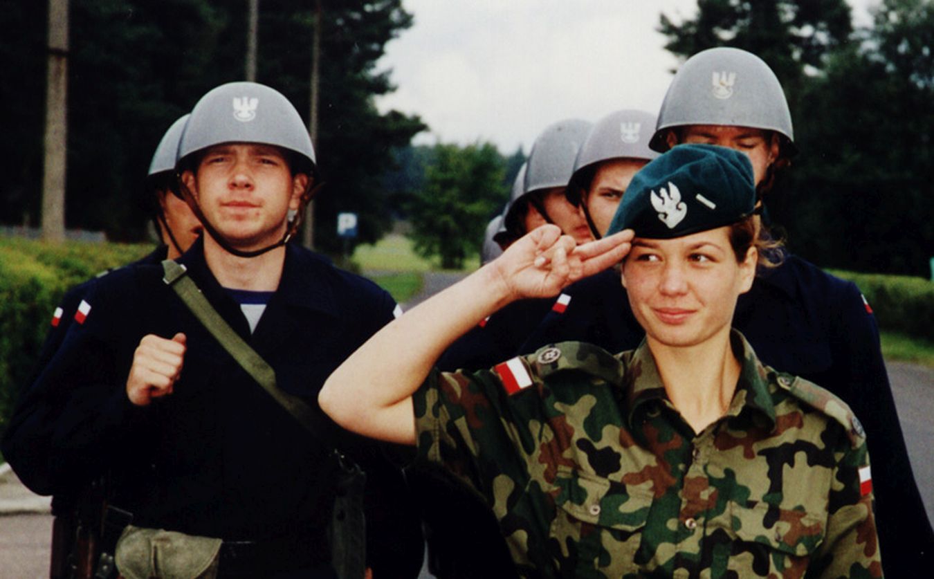 Какой руко. Воинское Приветствие. Приветствие военнослужащих. Женщина спецназ. Польское военное Приветствие.