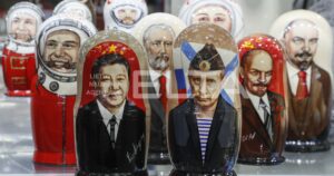 V. Putinas ir Xi Jinpingas. Atvaizdai ant "matrioškų". EPA-ELTA nuotr.
