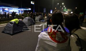 Dešimtys tūkstančių serbų protestavo prieš masines žudynes ir šaunamuosius ginklus. EPA-ELTA nuotr.