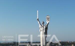 Ant didžiausio Kyjivo paminklo iškeltas Ukrainos herbas. EPA-ELTA nuotr.