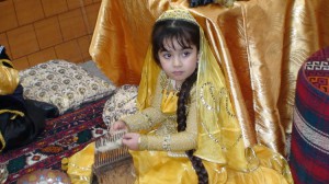 Azerbaidžaniečių mergaitės nuo mažumos mokomos austi