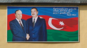Paveiksle - Azerbaidžano lyderiai Geidaras ir Ilchamas Alijevai