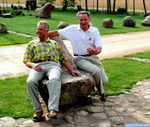 Ūkininkas G. Ališauskas su LPD pirmininku J. Dingeliu akmeniniame krėsle
