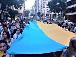 Argentinos gatvėse - milžiniškos Ukrainos vėliavos