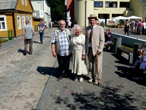 Anykščių garbės piliečiai Milda ir Vygandas Račkaičiai su muziejaus direktoriumi Antanu Verbicku