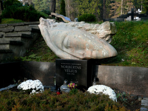 Mitologijos profesoriaus Norberto Vėliaus kapas Antakalnio kapinėse