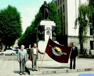 Su LPD vėliava prie Vytauto Didžiojo paminklo
