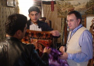 Derybos pas azerbaidžanietiškais kilimais prekiaujančius verslininkus. Slaptai.lt nuotr.