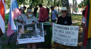 Lukašenką ir Putiną smerkiantys plakatai. Slaptai.lt nuotr.