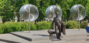 Dubrovino skulptūra su šuniuku – Maskvos miesto dovana Daugpiliui (2007, skulpt. A. Taratynov).