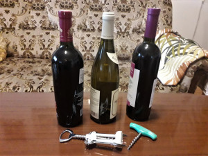 Vyno buteliai su kamščiatraukiais. Slaptai.lt nuotr.