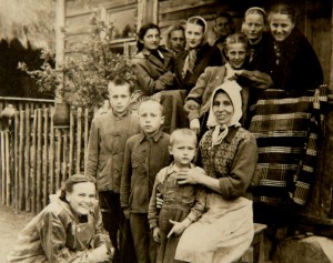 Audėja ir jos sūnūs su Alytaus 2-osios vidurinės moksleivėmis ir mokytoja D.Krištopaite