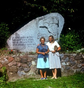 Su Amerikos lietuve Elena Matulionyte (kairėje) Punios piliakalnio papėdėje