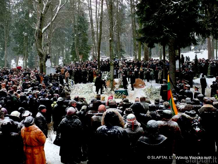  Antakalnio kapinėse laidojamas poetas Justinas Marcinkevičius 