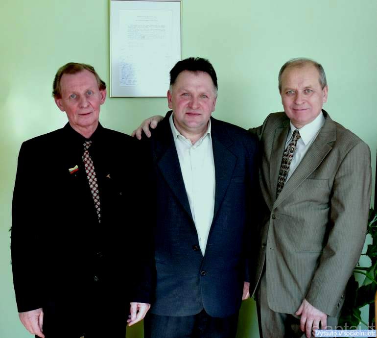 V. Baublys ir V. Paulaitis su J. Pečiuliu (viduryje)