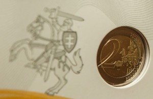 Baltijos šalys trečiadienį į apyvartą išleido Šimtmečiui skirtą proginę 2 eurų monetą, kuri turėtų priminti Lietuvos, Latvijos ir Estijos istoriją ir vienybę.